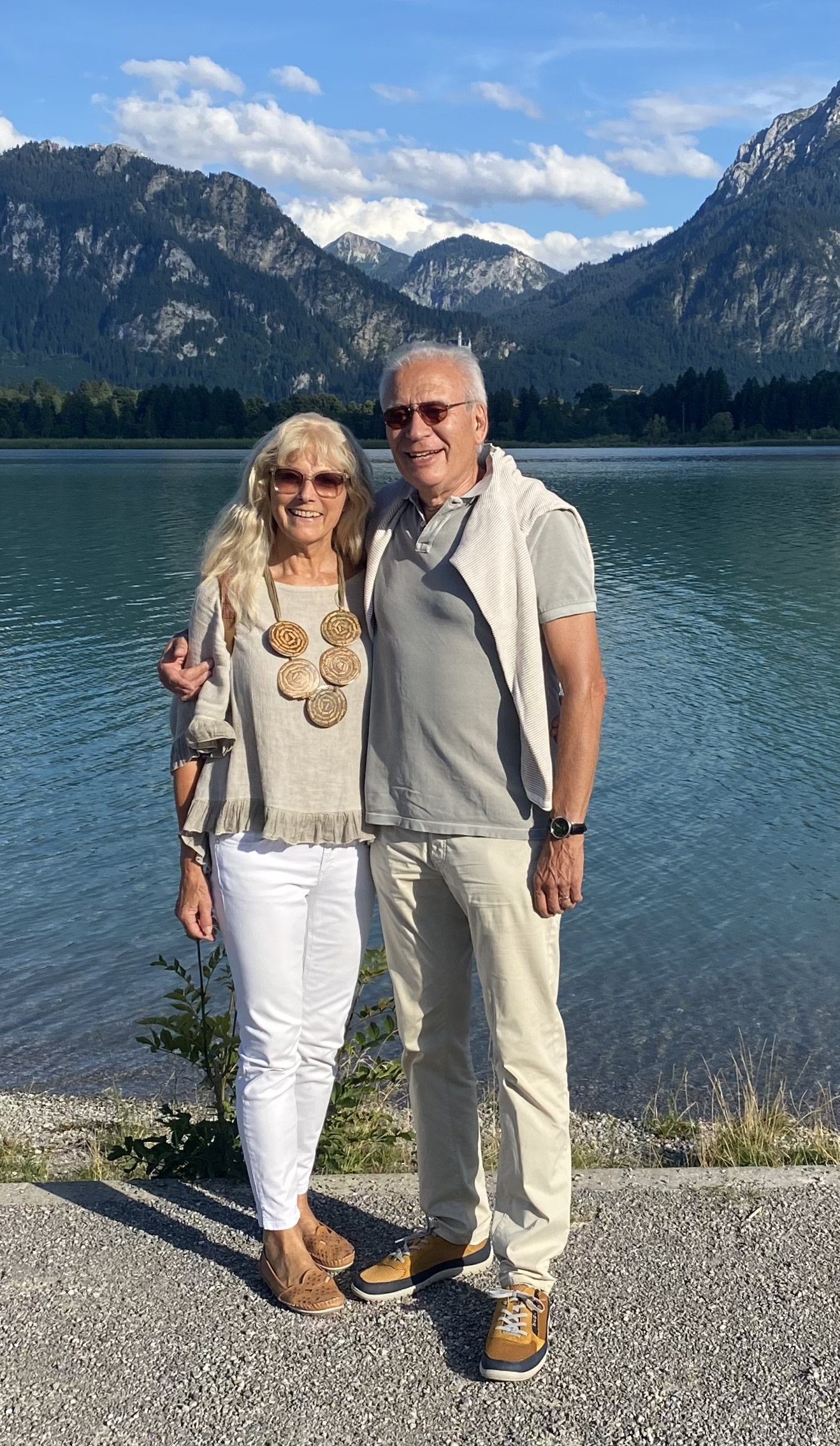 Dorothee und Friedrich vor einem Bergsee